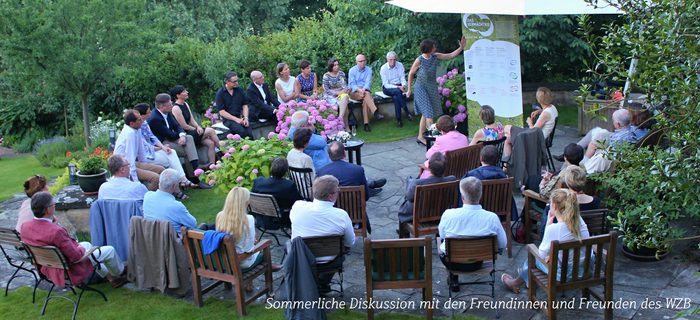 Sommerliche Diskussion mit den Freundinnen und Freunden des WZB